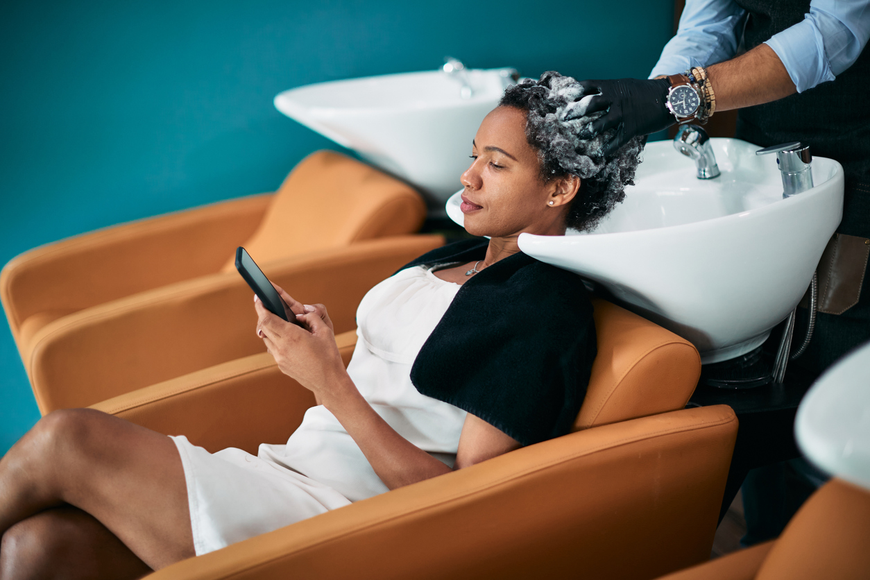 3 Reasons Why You Should Hire a Mobile Hairdresser