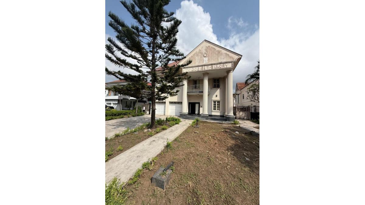 Luxury 6-Bedroom Mansion with Swimming Pool for Sale in Nicon Town, Lekki