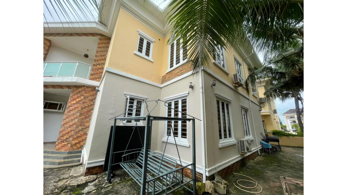 2 bed flat to let, Crown Lodge, Elystan Street - African Land