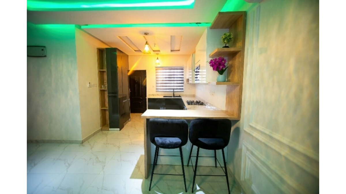 2 bed flat to let, Crown Lodge, Elystan Street - African Land