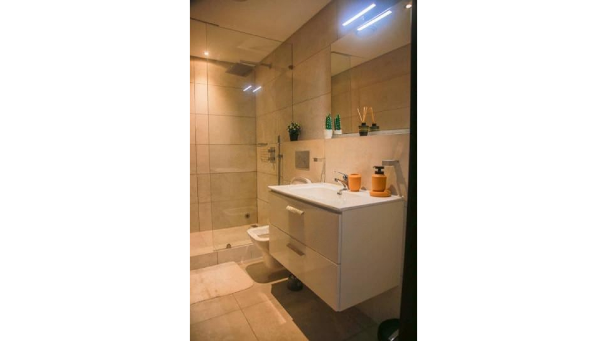 2 bed flat to let, Crown Lodge, Elystan Street - African Land