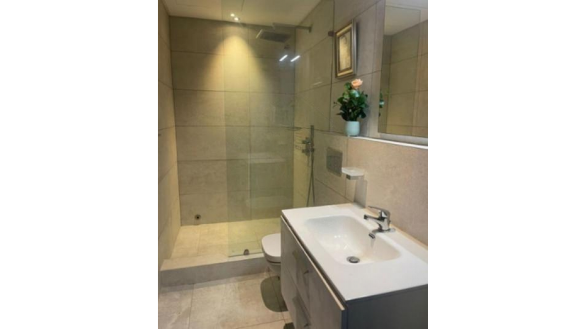 2 bed flat to let, Crown Lodge, Elystan Street - African Land