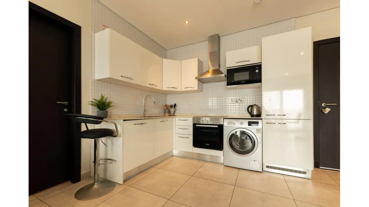 2 bed flat to let, Crown Lodge, Elystan Street - African Land