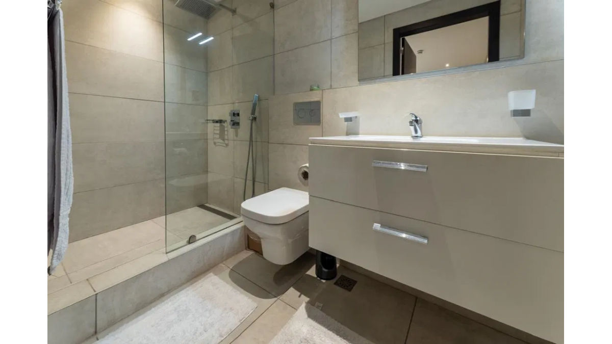 2 bed flat to let, Crown Lodge, Elystan Street - African Land