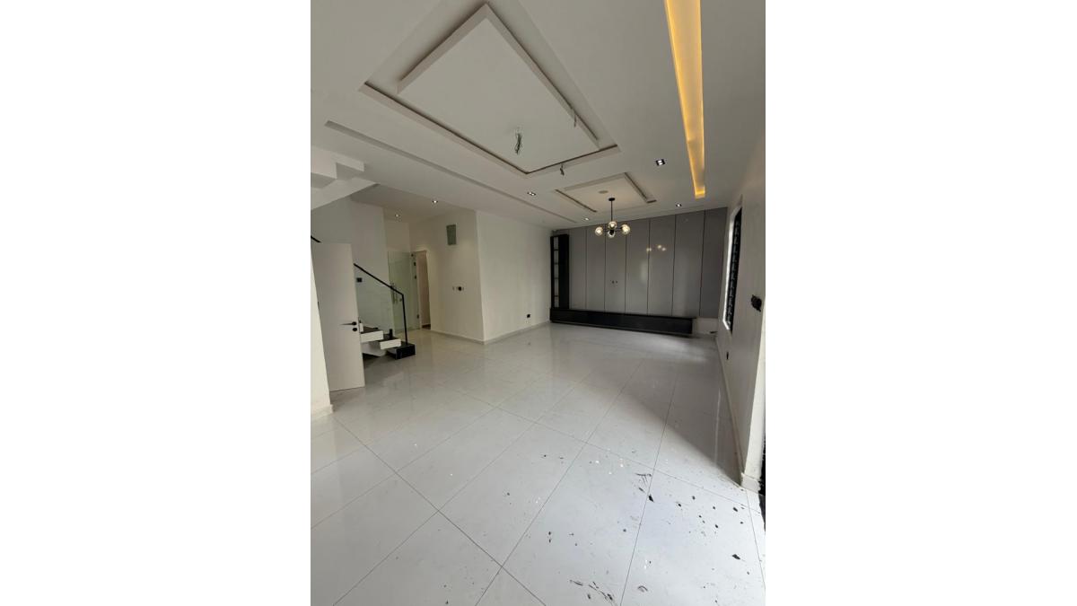 2 bed flat to let, Crown Lodge, Elystan Street - African Land