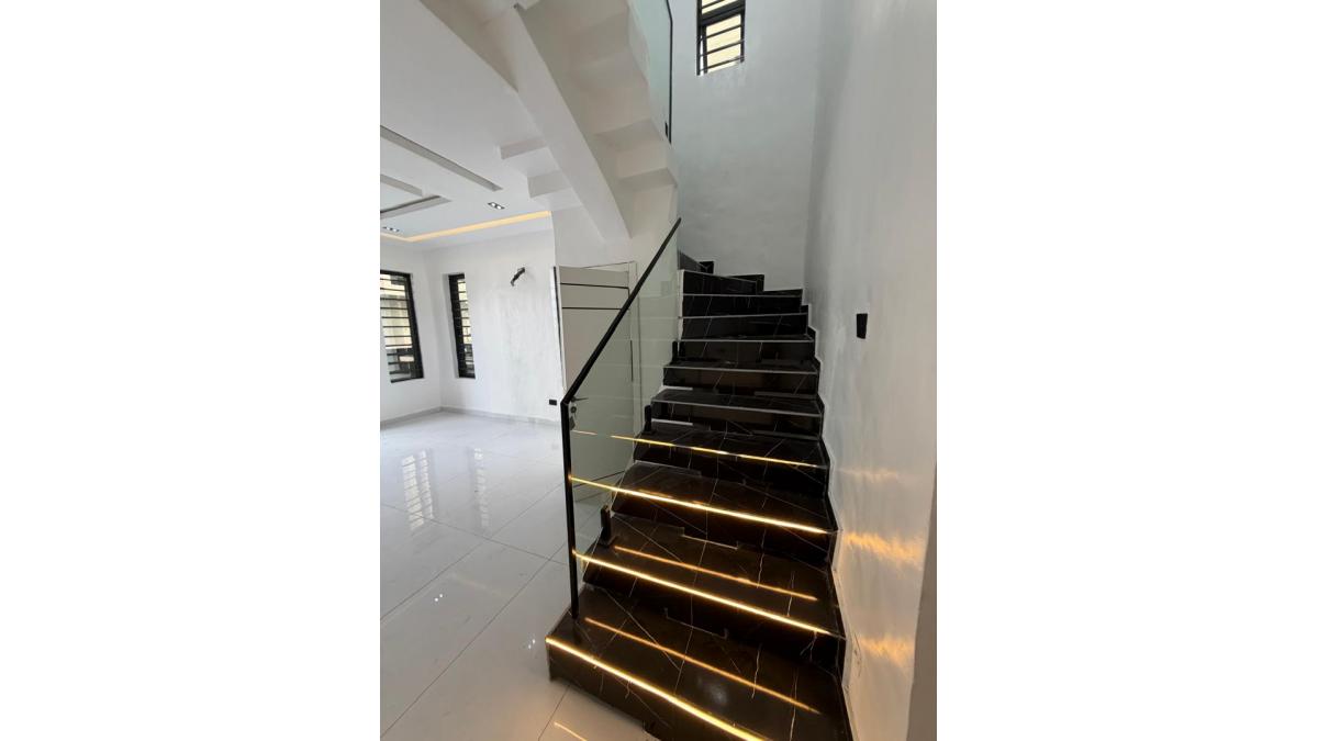 2 bed flat to let, Crown Lodge, Elystan Street - African Land