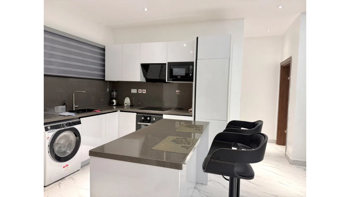 2 bed flat to let, Crown Lodge, Elystan Street - African Land