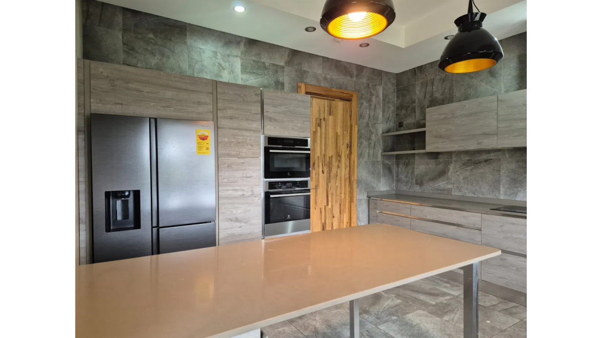 2 bed flat to let, Crown Lodge, Elystan Street - African Land
