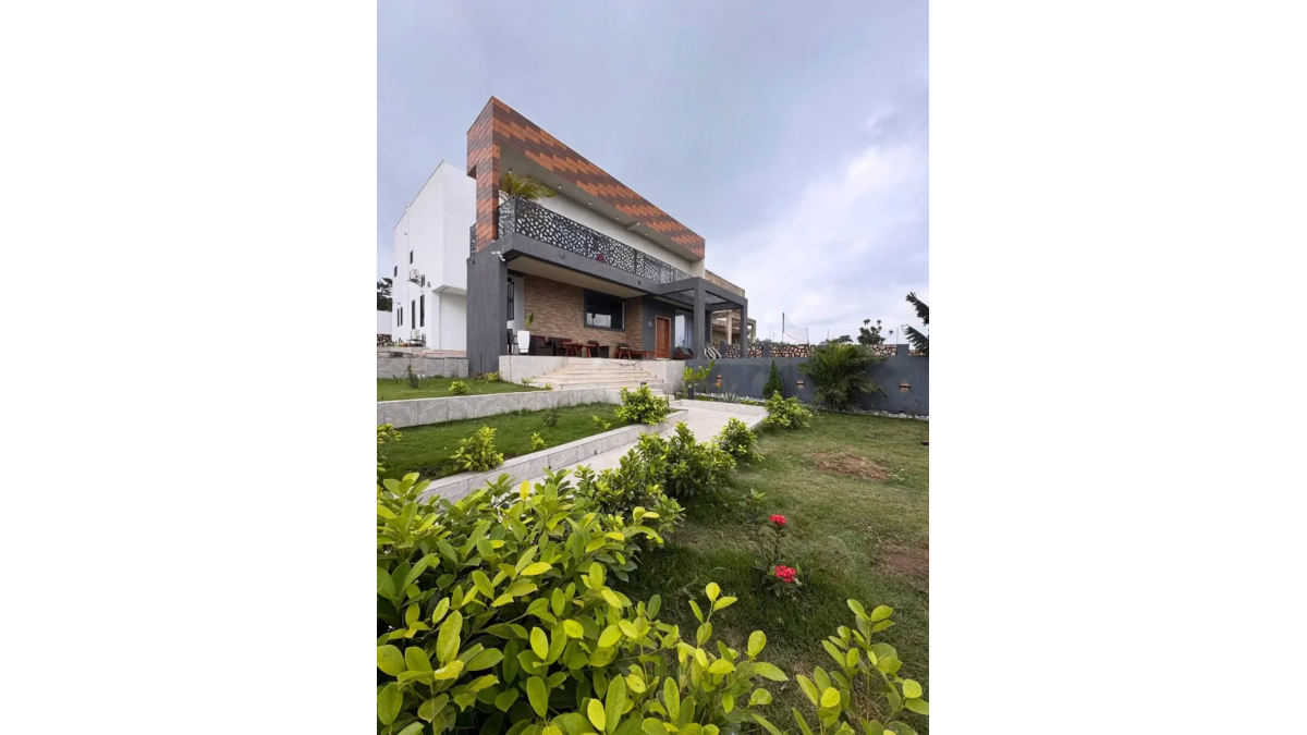 Luxury 5-Bedroom Detached Bungalow with Private Swimming Pool for Short Let in Pokrom, Aburi