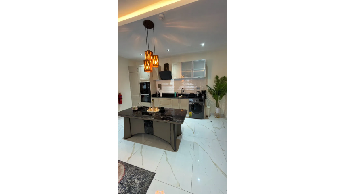 2 bed flat to let, Crown Lodge, Elystan Street - African Land