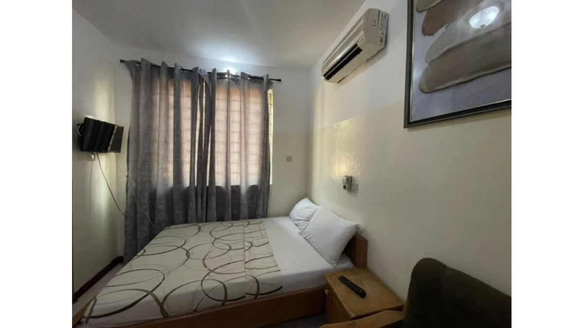 2 bed flat to let, Crown Lodge, Elystan Street - African Land