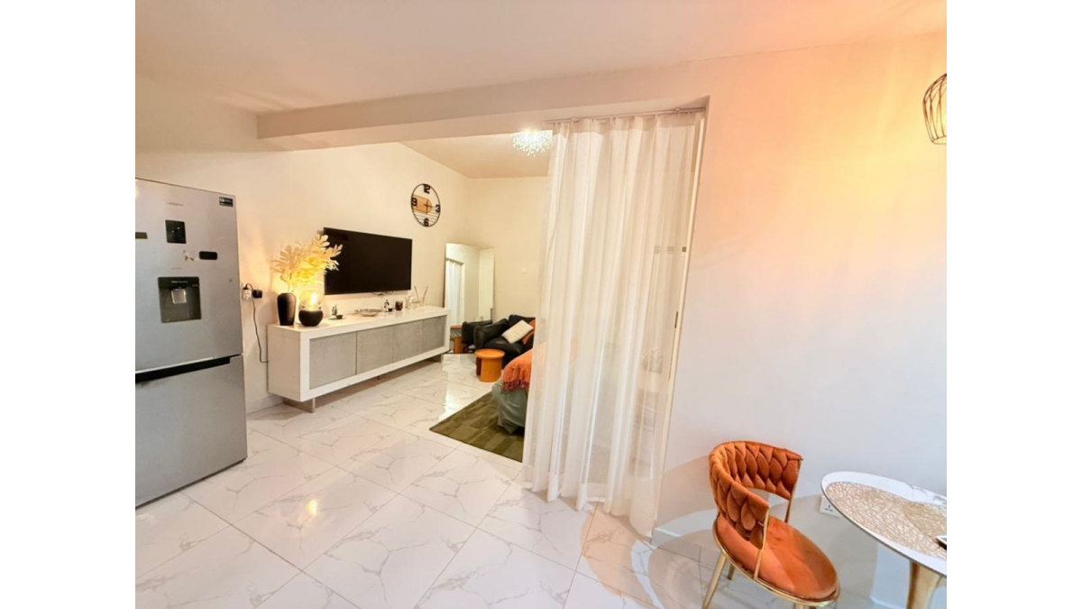 2 bed flat to let, Crown Lodge, Elystan Street - African Land