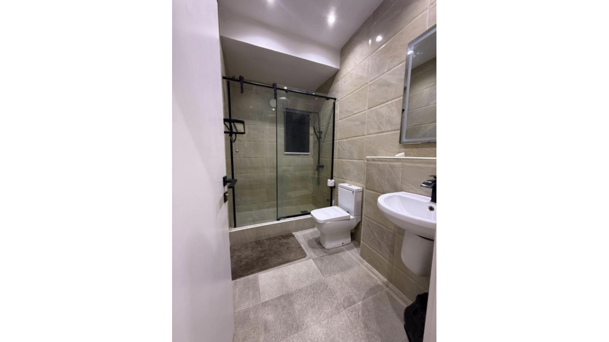 2 bed flat to let, Crown Lodge, Elystan Street - African Land