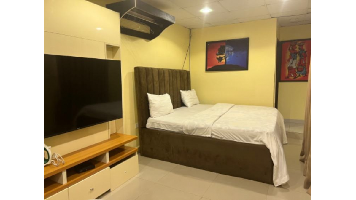 2 bed flat to let, Crown Lodge, Elystan Street - African Land