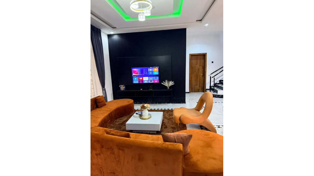 2 bed flat to let, Crown Lodge, Elystan Street - African Land