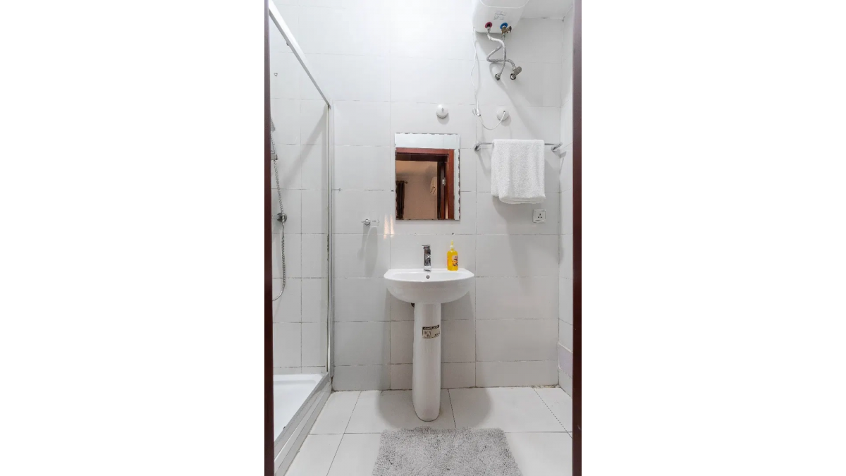 2 bed flat to let, Crown Lodge, Elystan Street - African Land