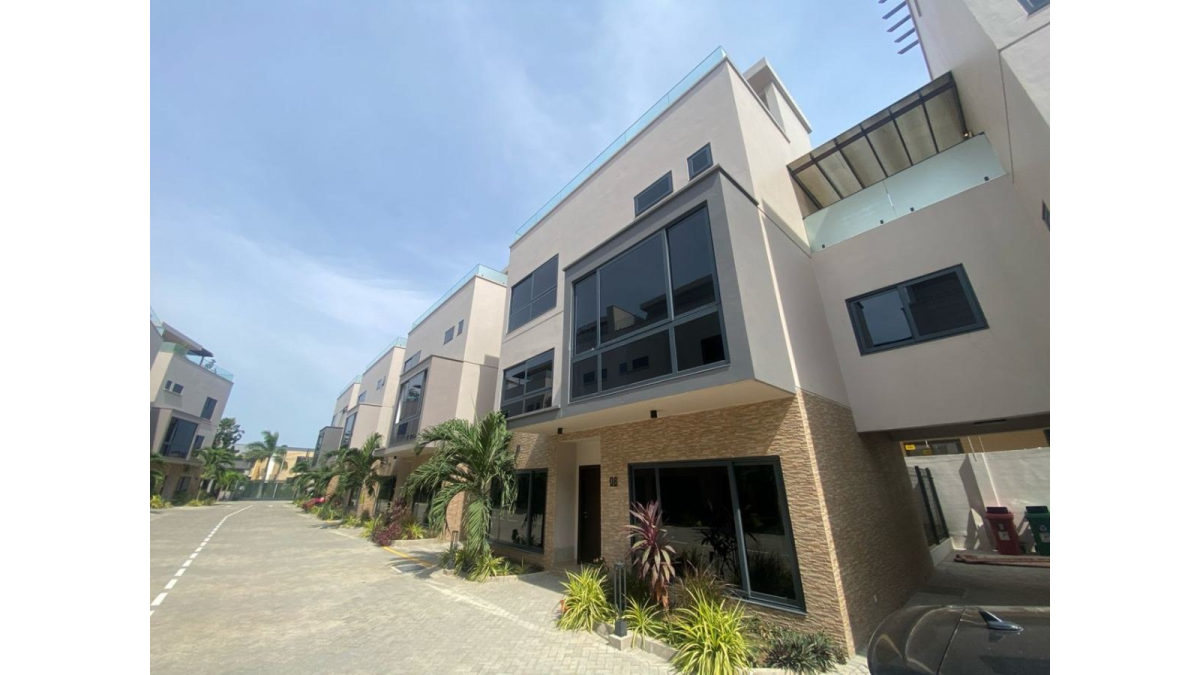 Luxury 3-Bedroom Townhouse for Short Let – West Airport