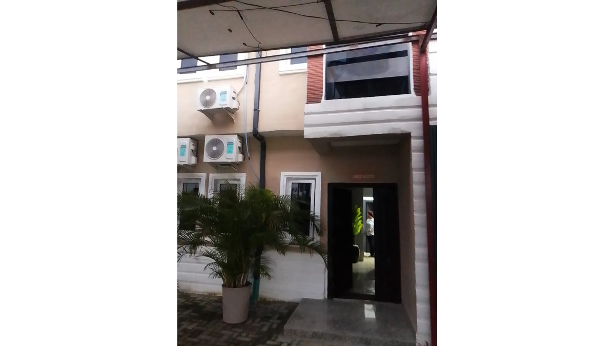 2 bed flat to let, Crown Lodge, Elystan Street - African Land