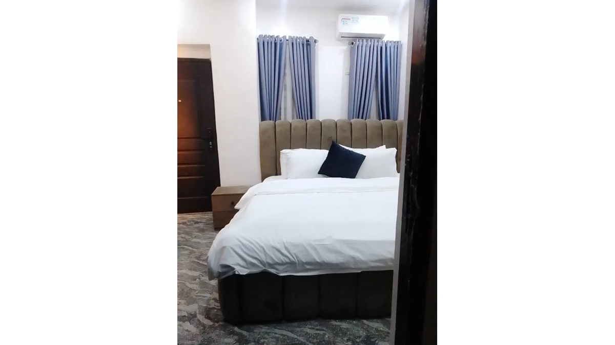 2 bed flat to let, Crown Lodge, Elystan Street - African Land