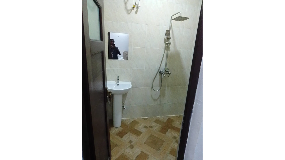 2 bed flat to let, Crown Lodge, Elystan Street - African Land