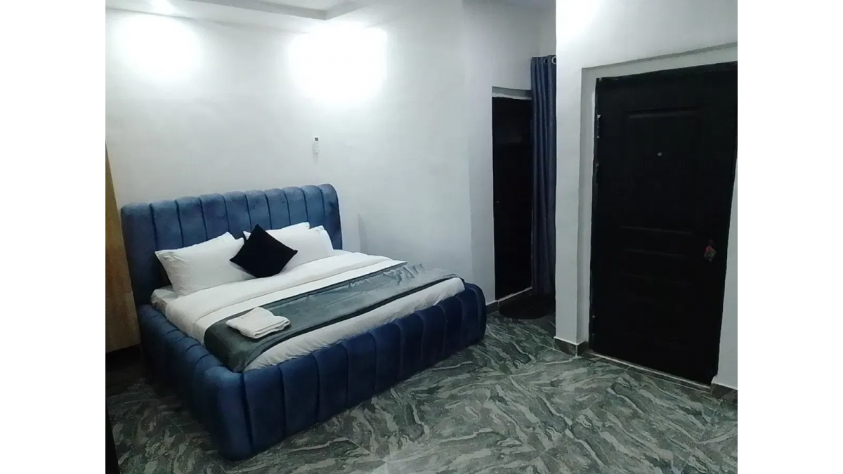 2 bed flat to let, Crown Lodge, Elystan Street - African Land