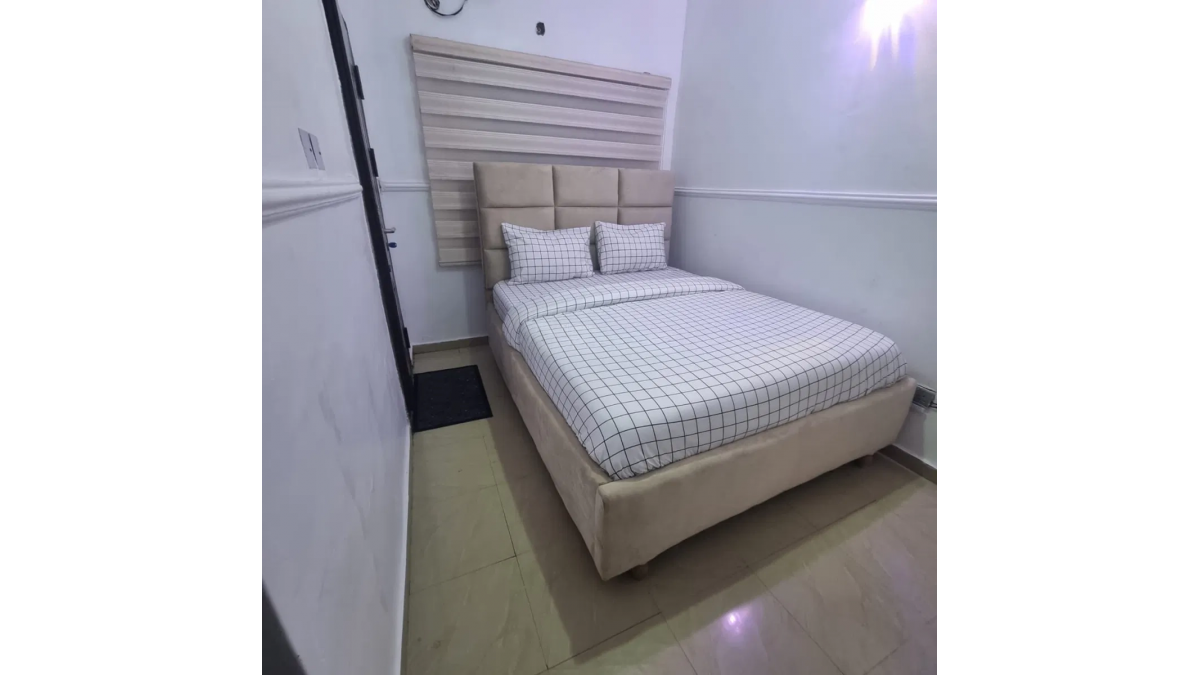 2 bed flat to let, Crown Lodge, Elystan Street - African Land
