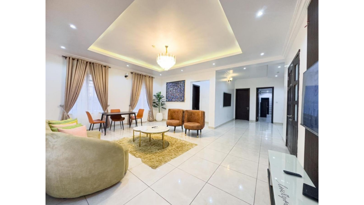 Ground-Floor 3-Bedroom Executive Apartment with Entertainment Lounge – Lekki Phase 1