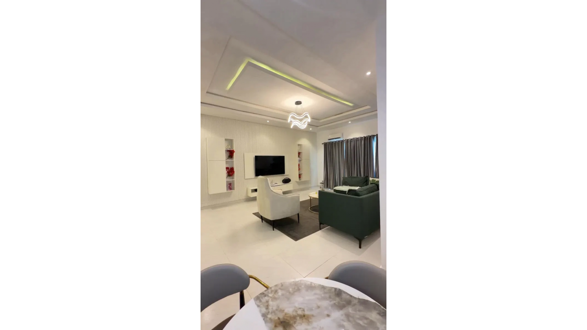 Executive Luxury 1-Bedroom Short-Let Apartment with Rooftop Pool & Gym