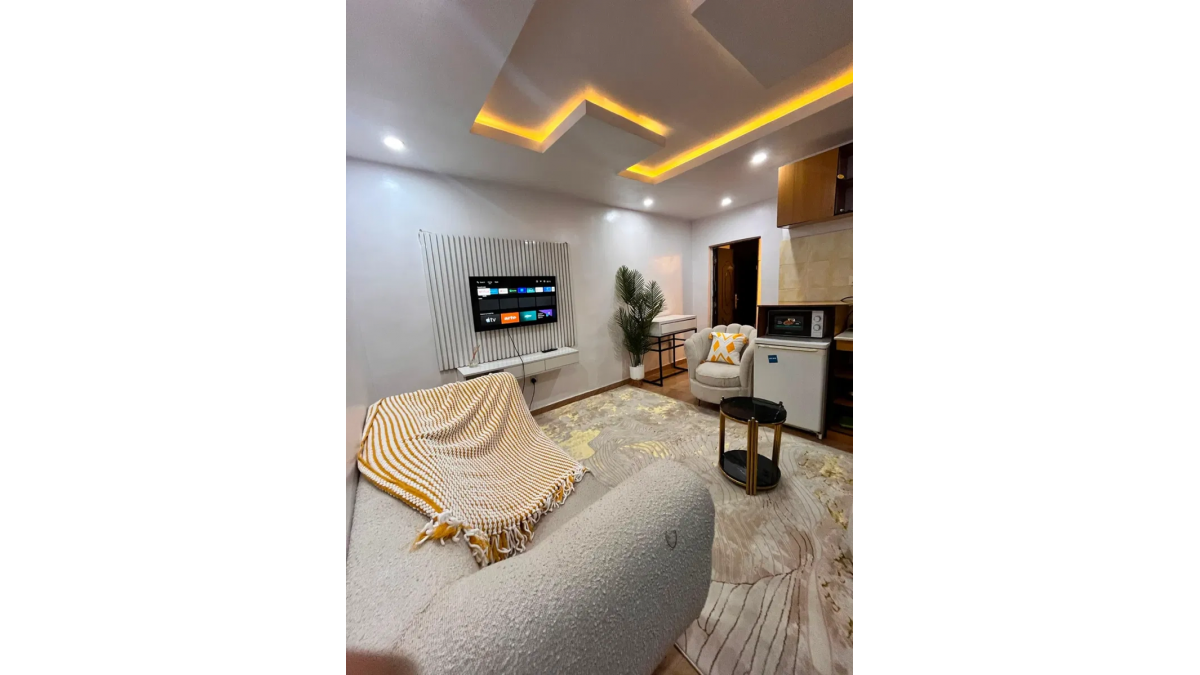 Furnished 1-Bedroom Apartment with Wi-Fi, Pool & 24/7 Power in Adeniyi Jones