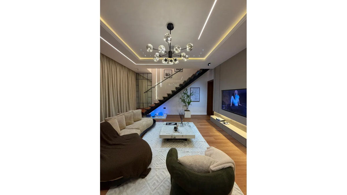 Luxury 2-Bedroom Maisonette with Pool, PS5, Snooker & Ceiling Mirrors