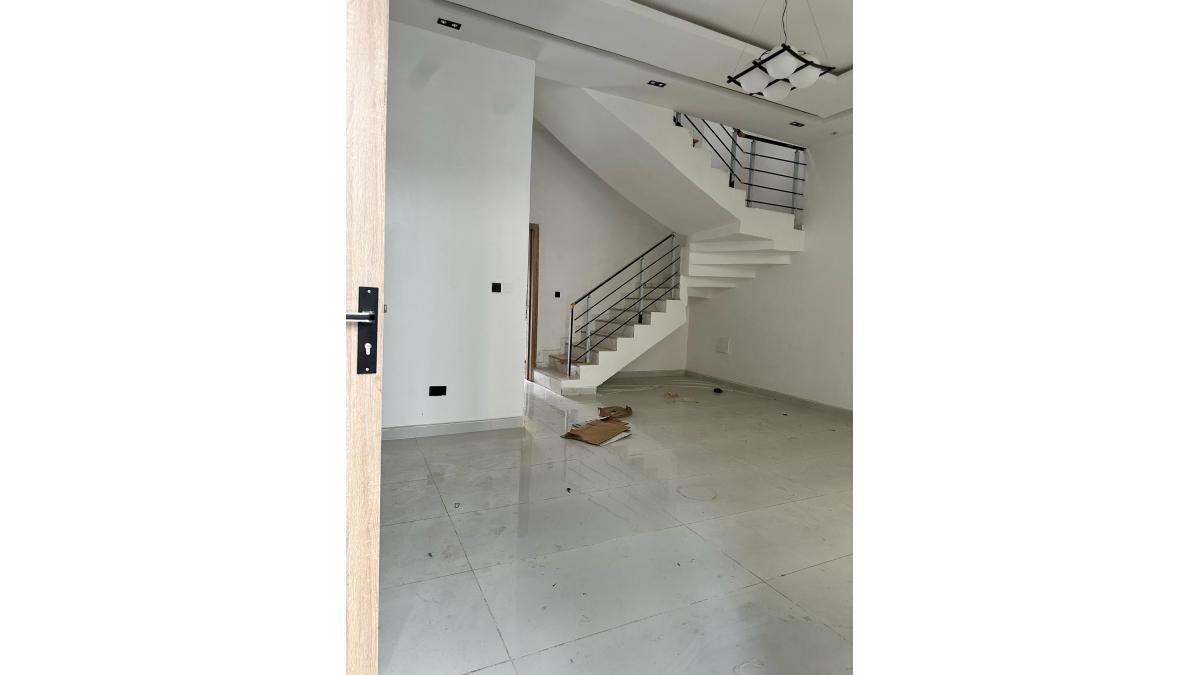 2 bed flat to let, Crown Lodge, Elystan Street - African Land