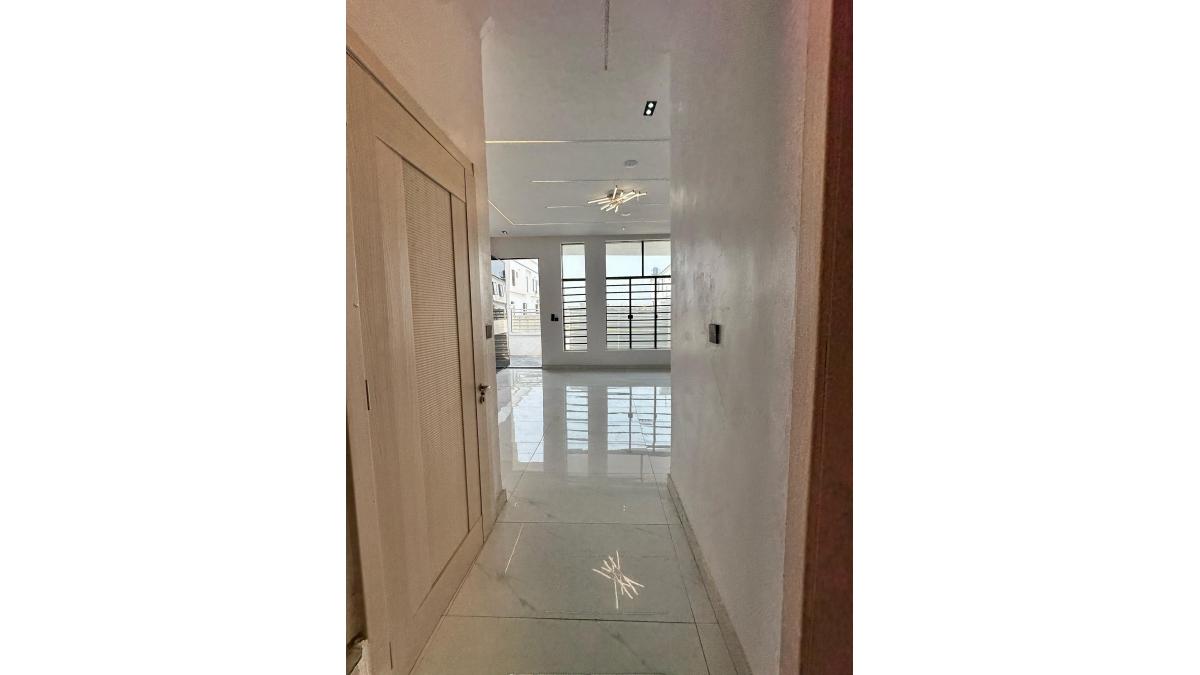 2 bed flat to let, Crown Lodge, Elystan Street - African Land