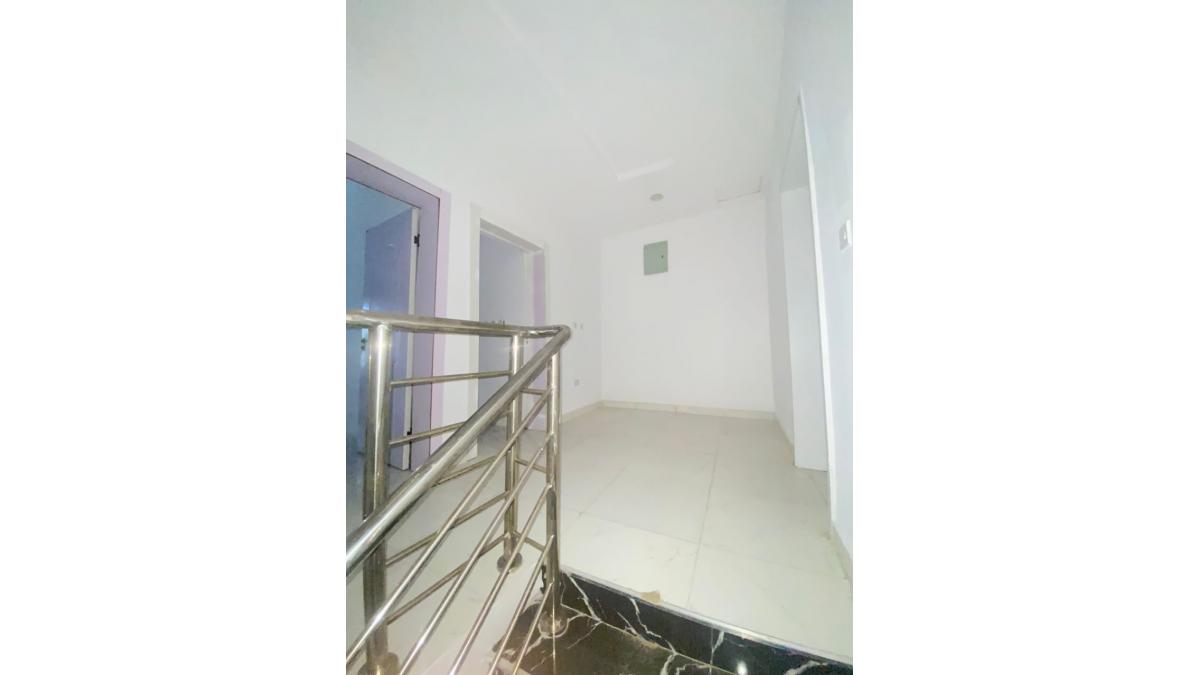 2 bed flat to let, Crown Lodge, Elystan Street - African Land