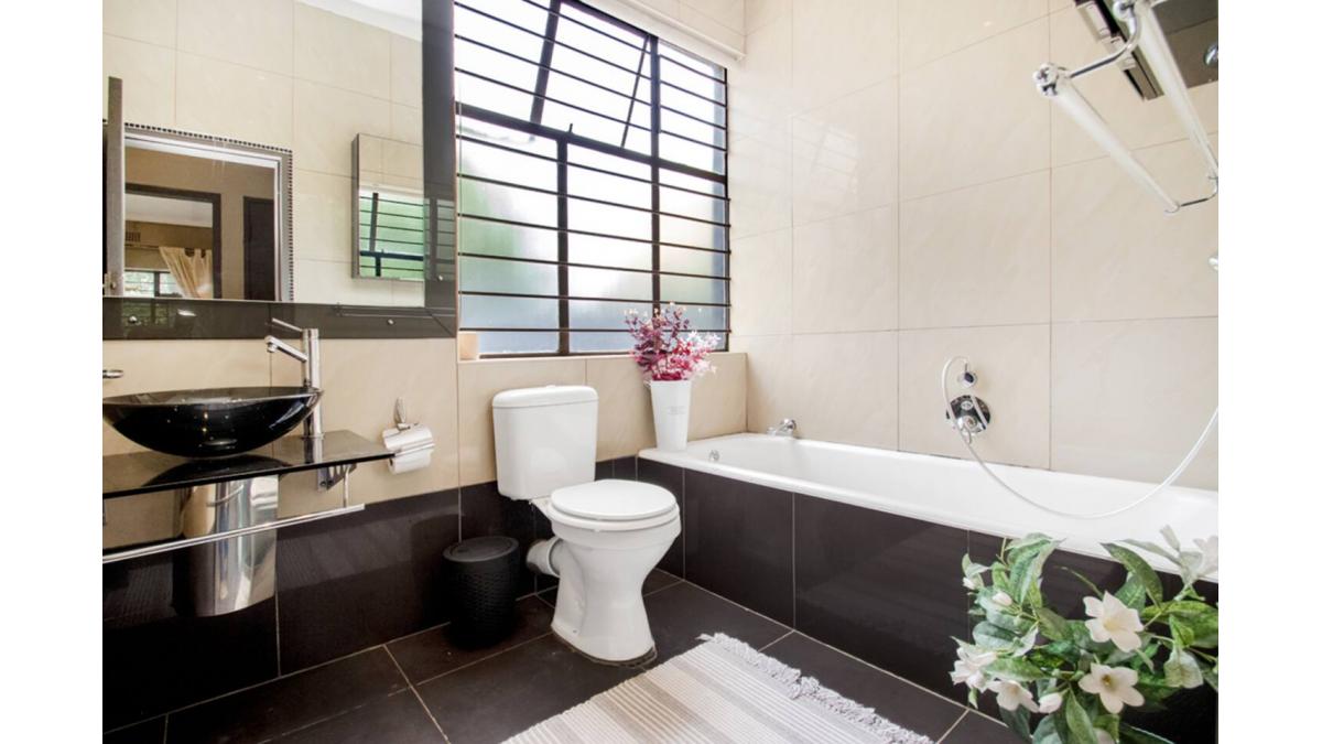 2 bed flat to let, Crown Lodge, Elystan Street - African Land