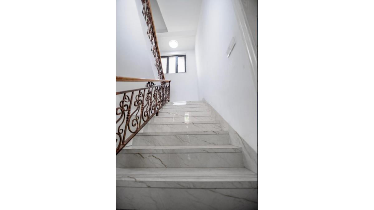 2 bed flat to let, Crown Lodge, Elystan Street - African Land