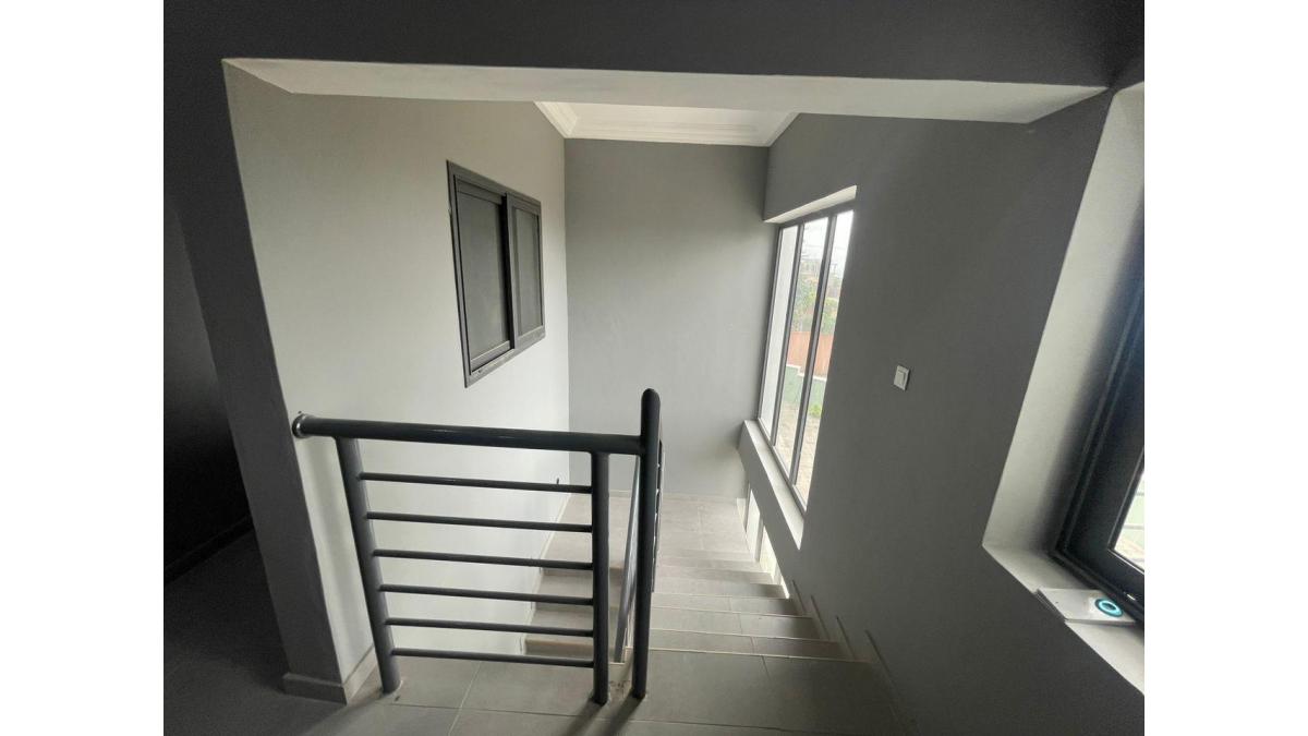 2 bed flat to let, Crown Lodge, Elystan Street - African Land