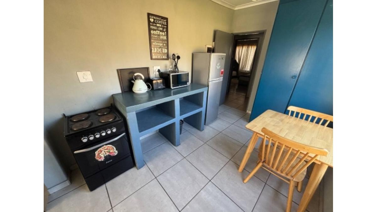 2 bed flat to let, Crown Lodge, Elystan Street - African Land