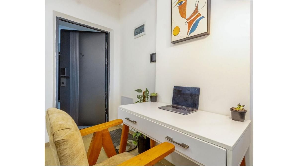 2 bed flat to let, Crown Lodge, Elystan Street - African Land