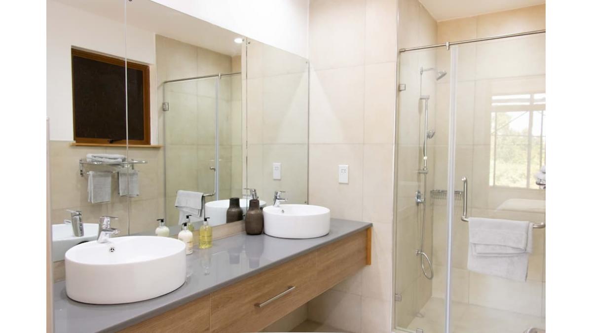 2 bed flat to let, Crown Lodge, Elystan Street - African Land