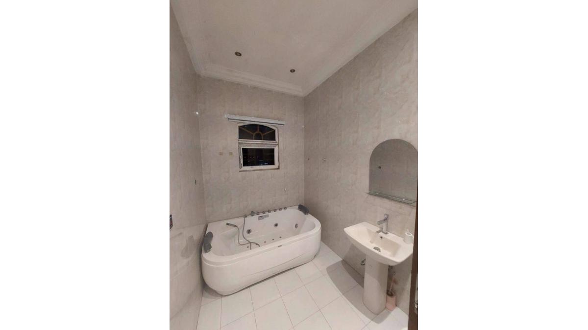 2 bed flat to let, Crown Lodge, Elystan Street - African Land