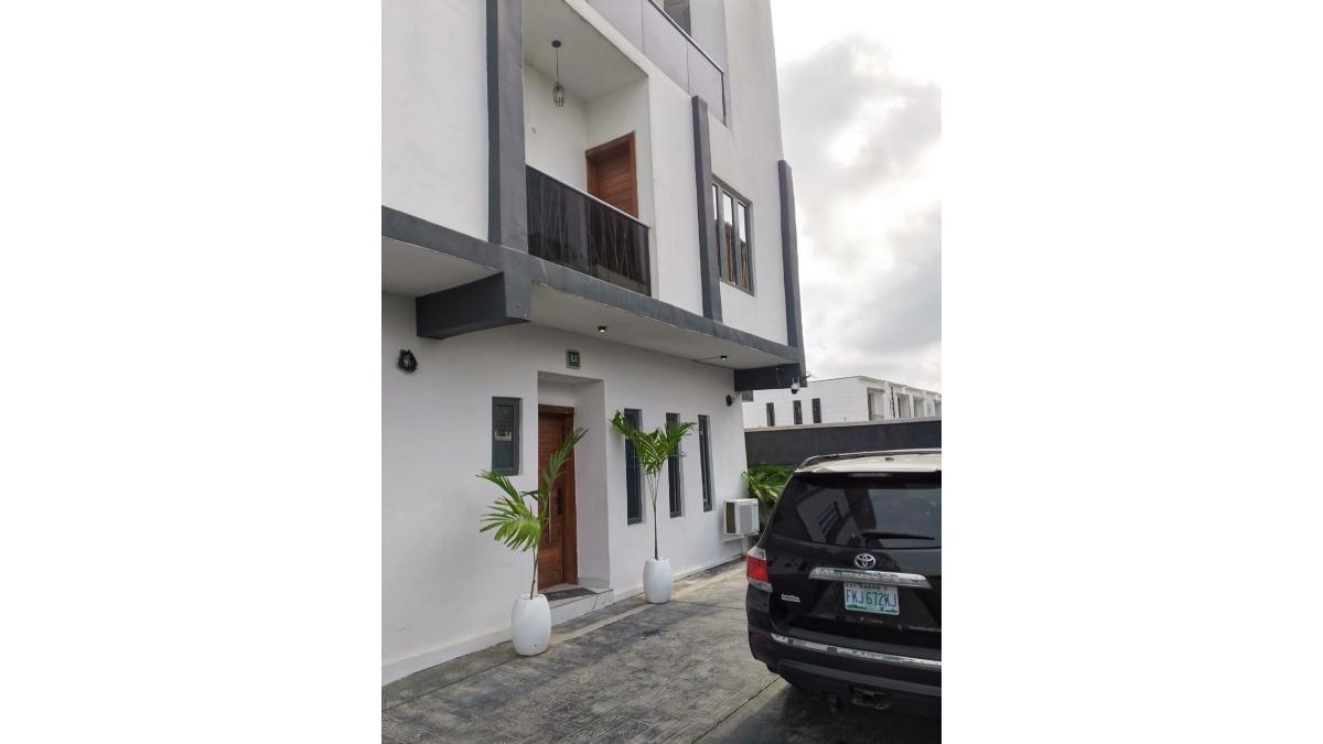 2 bed flat to let, Crown Lodge, Elystan Street - African Land