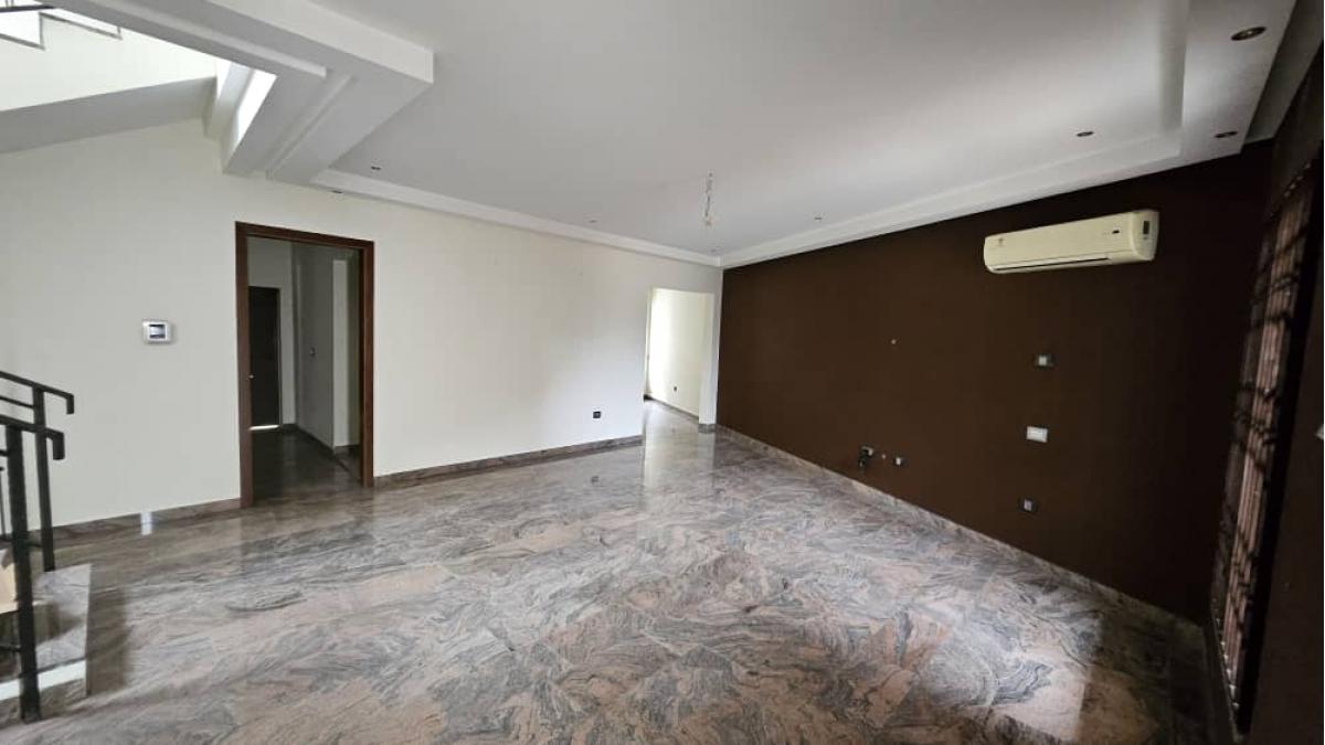 2 bed flat to let, Crown Lodge, Elystan Street - African Land