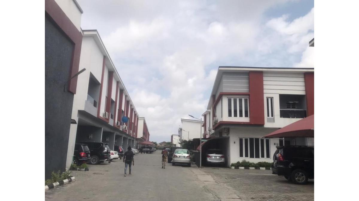 2 bed flat to let, Crown Lodge, Elystan Street - African Land