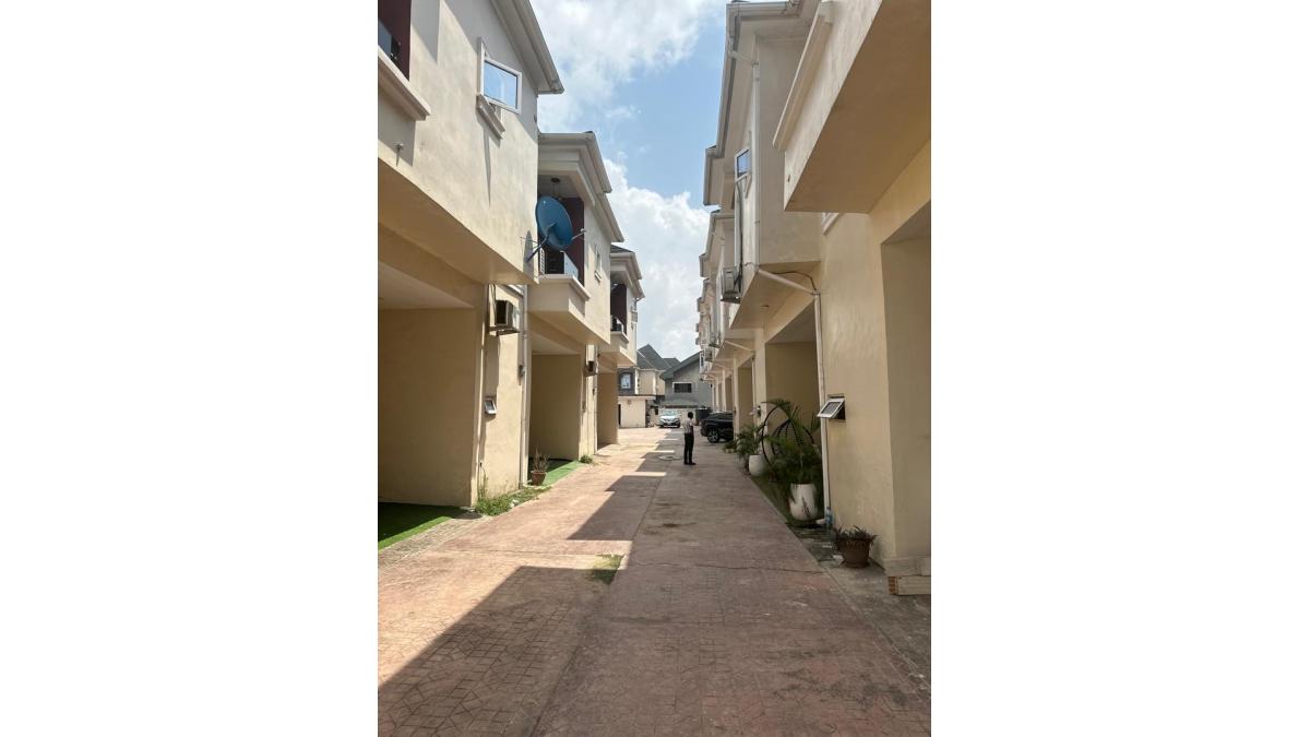 2 bed flat to let, Crown Lodge, Elystan Street - African Land