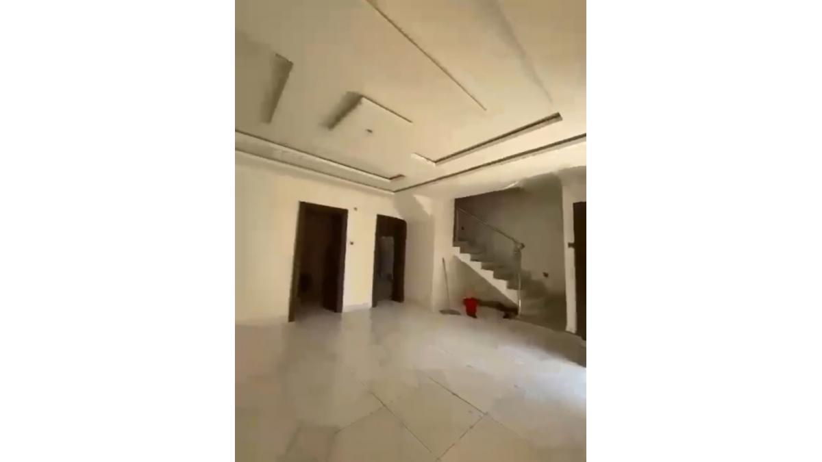 2 bed flat to let, Crown Lodge, Elystan Street - African Land