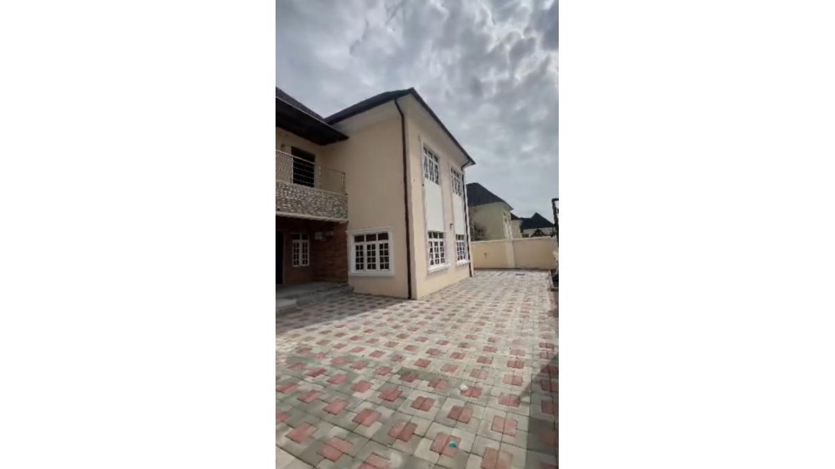 Luxury 5-Bedroom Detached Duplex with Guest Chalet & BQ on 1,000sqm in Guzape, Abuja