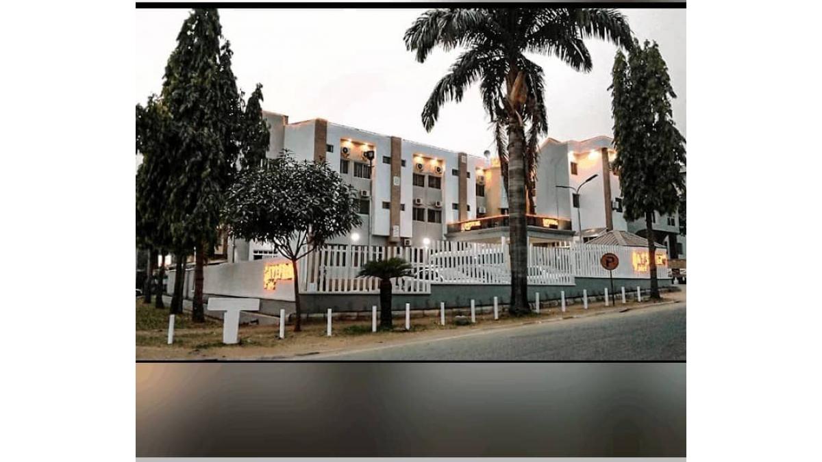 2 bed flat to let, Crown Lodge, Elystan Street - African Land
